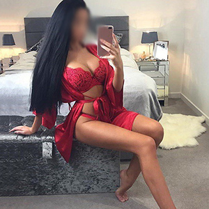 Perfektes Callgirl in Berlin Alesija Mega große Brüste Strippt vor dem Sex